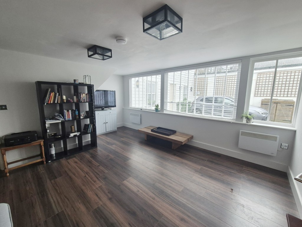Lot: 119 - WELL PRESENTED COTTAGE FOR INVESTMENT - Living room 2